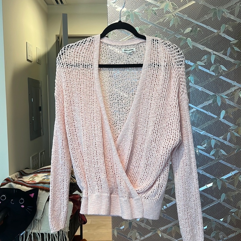 Light pink knitted sweater.